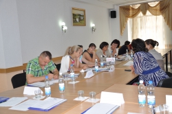 Mai mulți specialiști instruiți în domeniul reprezentării legale a copiilor