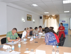 Mai mulți specialiști instruiți în domeniul reprezentării legale a copiilor