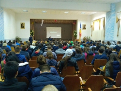 Polițiștii, față în față cu elevii despre delicvența juvenilă